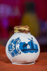 Wachsamaryllis 'Handbemalt' in Delft Blau Design, detailreiche Handmalerei auf Blumenzwiebel für stilvolle Deko.