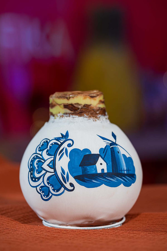 Wachsamaryllis 'Handbemalt' in Delft Blau Design, detailreiche Handmalerei auf Blumenzwiebel für stilvolle Deko.