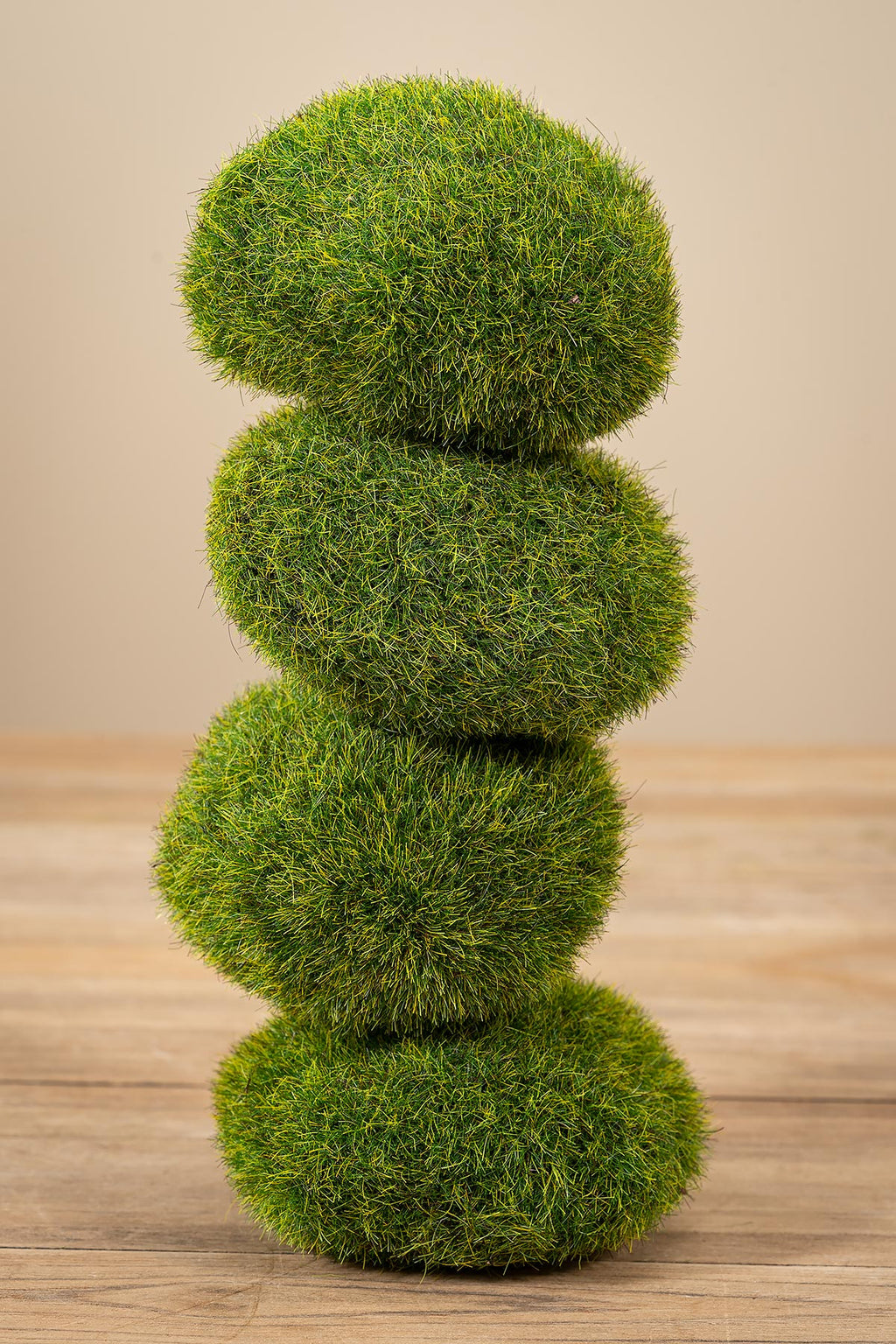 Künstliche Moosbällchen in natürlichem Grün