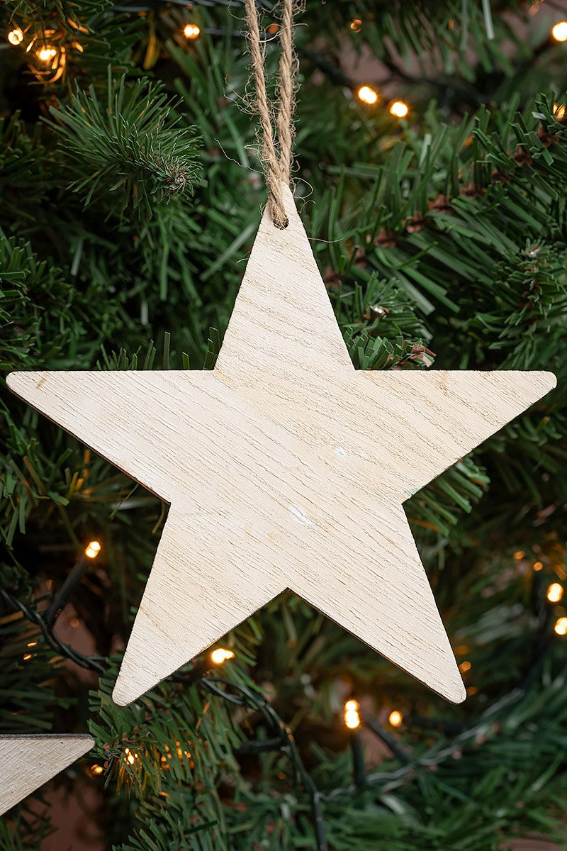 Hänger Wooden Stars Holzsterne dekoriert im Weihnachtsbaum