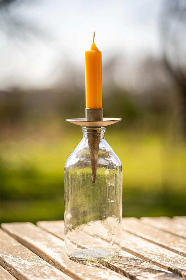 Kerzenhalter Leonard mit bunter Kerze in Glasflasche dekoriert