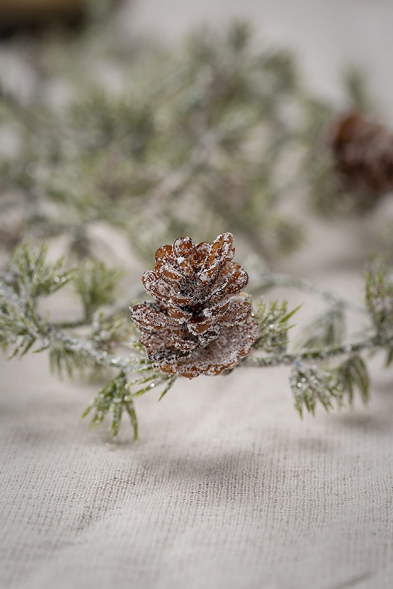 Künstliche Girlande Lärche mit Zapfen Nahaufnahme