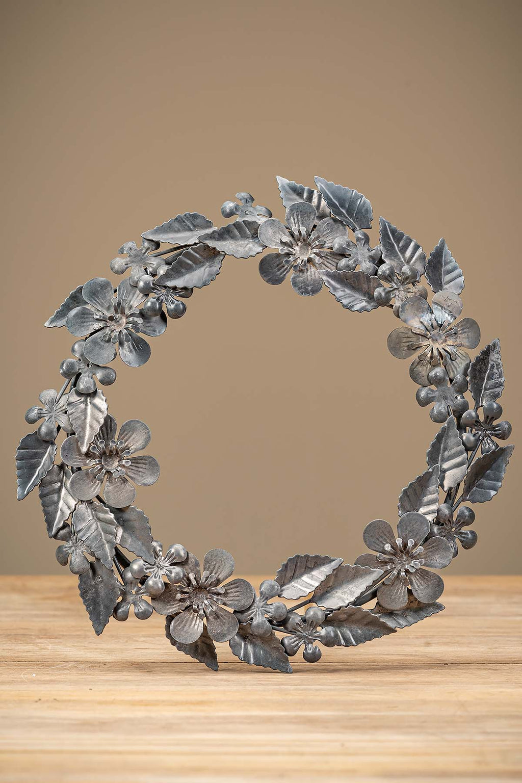 Metallischer Blumenkranz
