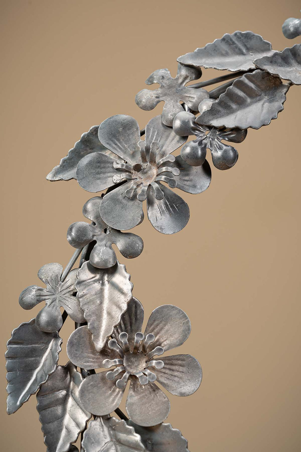 Metallischer Blumenkranz Closeup