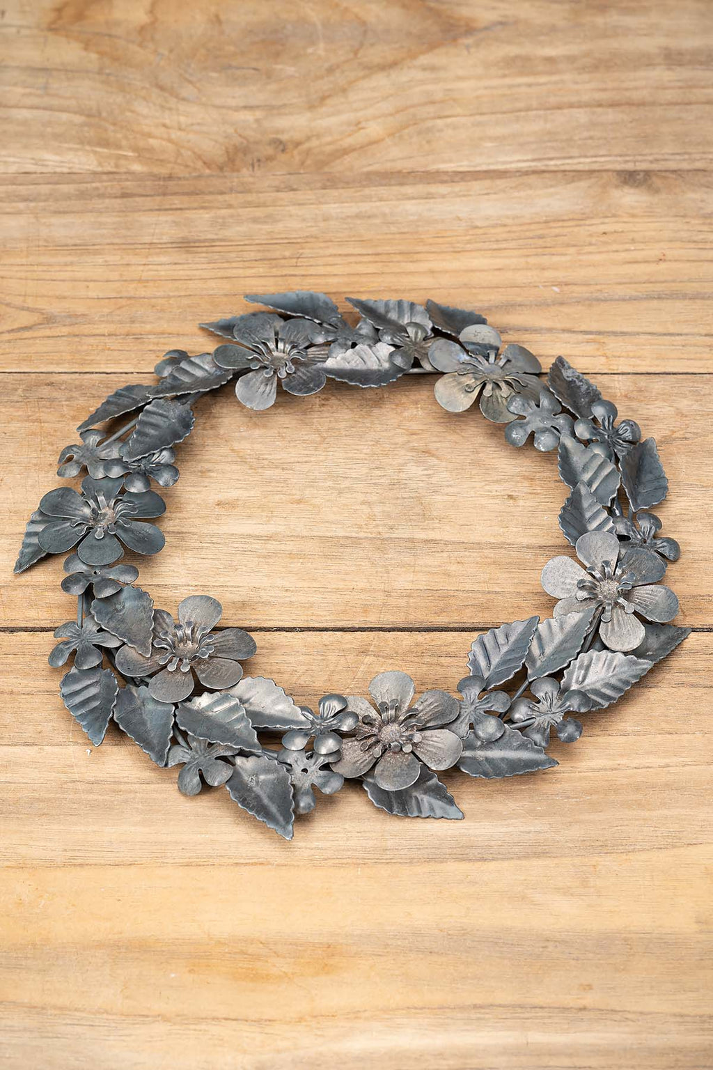 Metallischer Blumenkranz