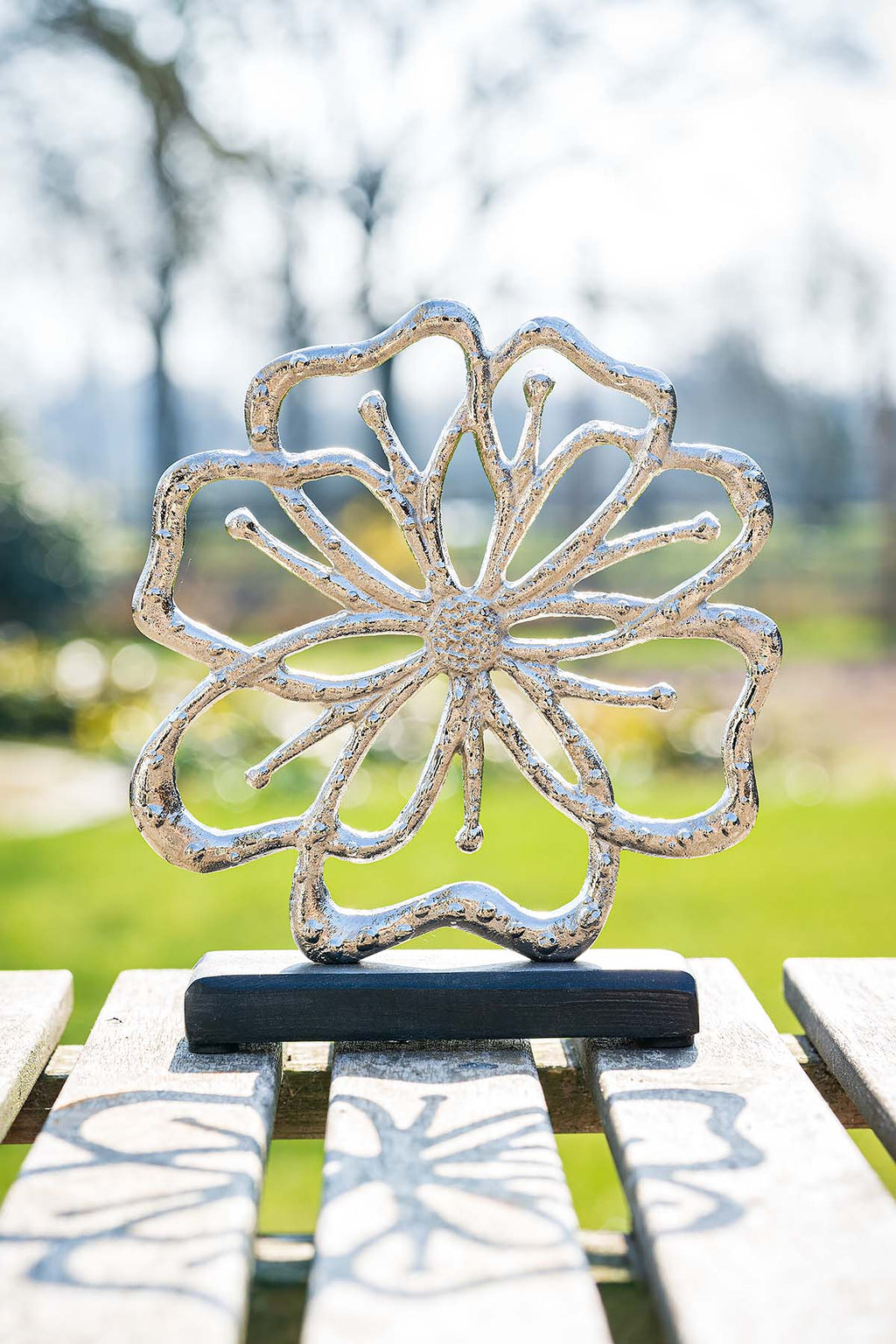 Metallblume mit Standfuß