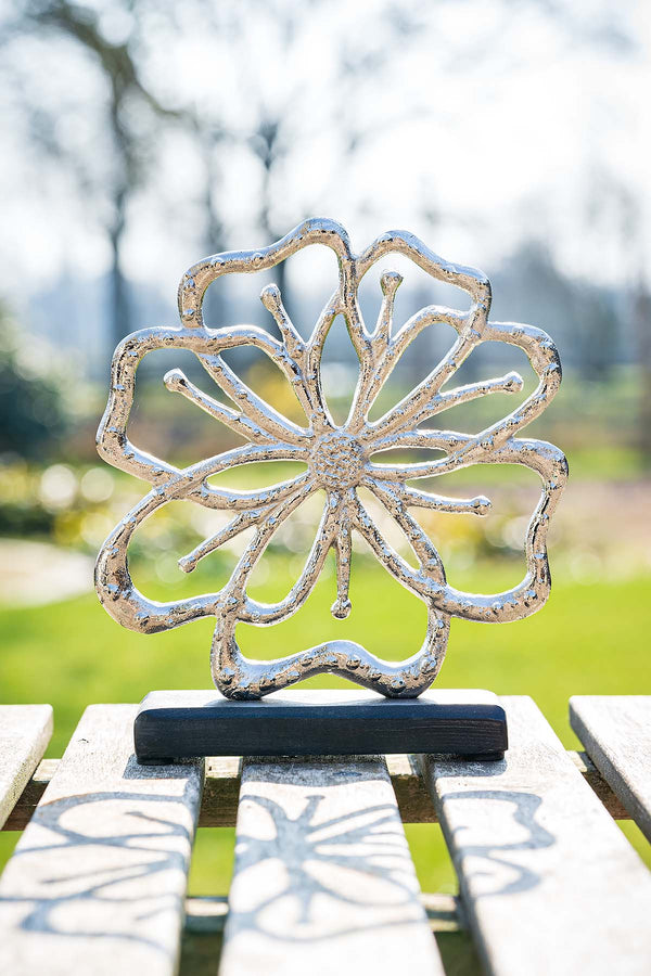 Metallblume mit Standfuß