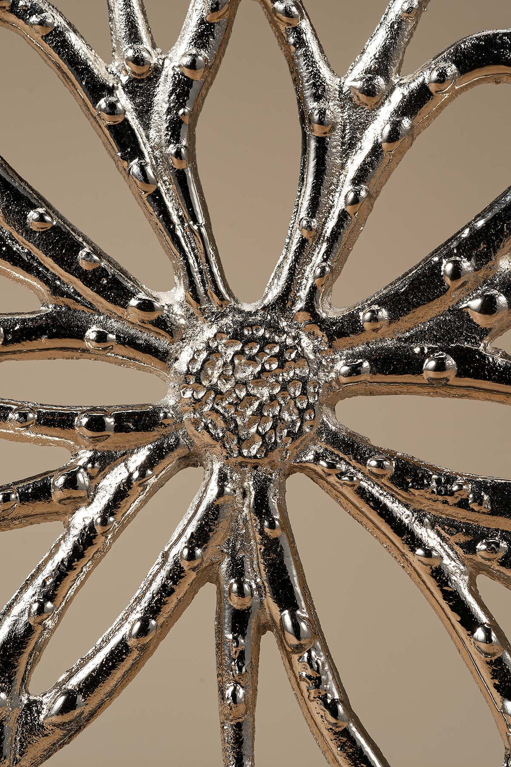Metallblume mit Standfuß Closeup